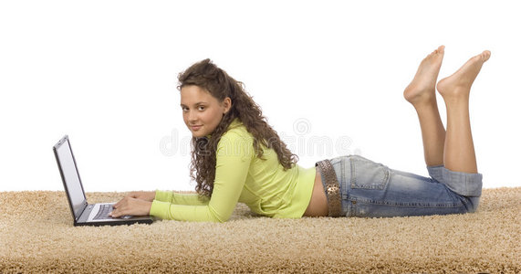 女青少年拿着笔记本躺在地毯上