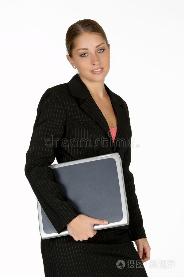 腋下夹着笔记本电脑的年轻女商人