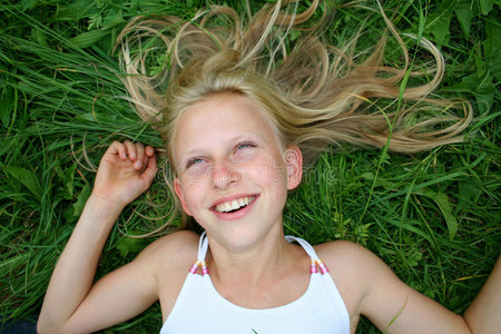 抬头看顽皮的苏格兰小猫孤零零地抬头看可爱的宝宝摇摇晃晃地站着抬头