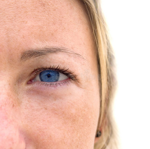 女人的脸上有着五颜六色的蓝眼睛。