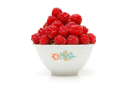 盛满树莓的碗