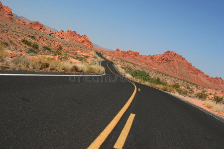 蜿蜒的沙漠公路