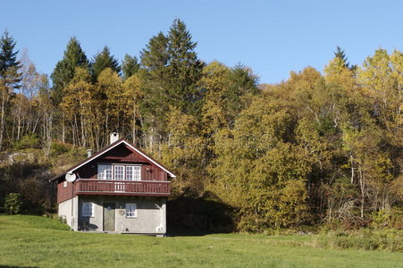 山间小屋图片