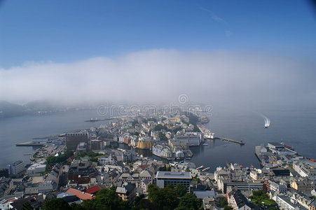 海岸 海洋 城市 挪威 奥勒松 港湾 薄雾 建筑