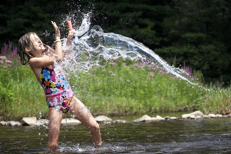 飞溅一个小女孩被水浸湿了