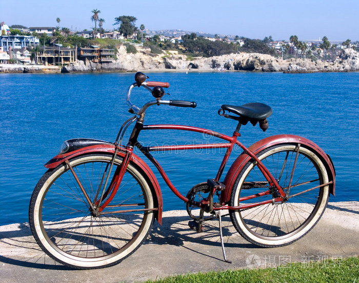 公园经典红色自行车