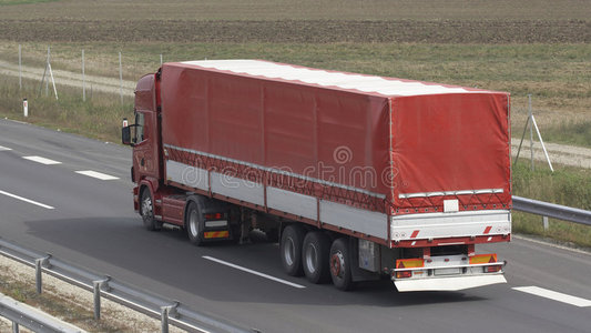 公路上的红色大卡车