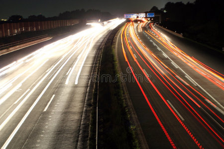 夜间高速公路