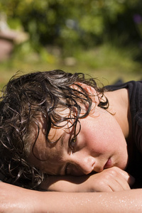 微笑的黑人男孩画像大热天打篮球奔跑的孩子foul-smelling man was