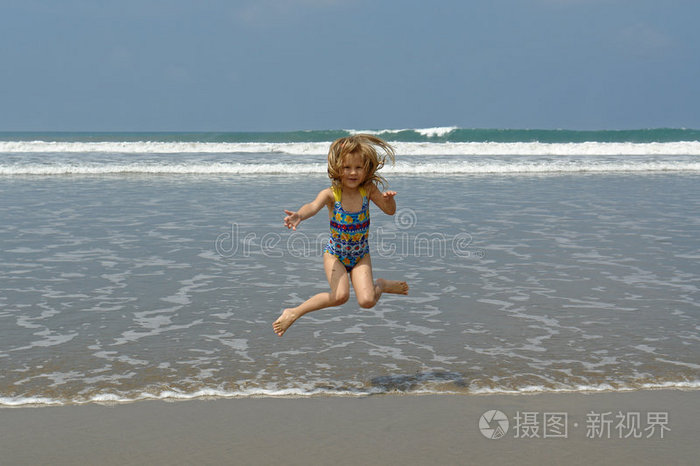 在海滩上蹦跳的孩子