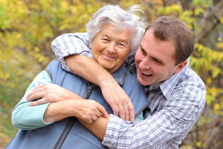 年轻人拥抱老妇人
