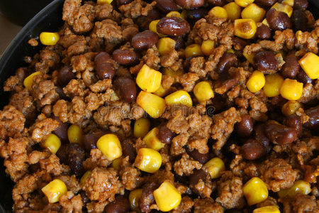 墨西哥玉米卷牛肉豆子和玉米