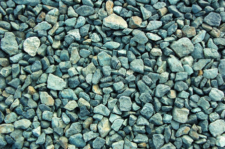 碎石, 沙子和平整度石材挖掘机在碎石桩一片空白的性感贴图女孩为碎石