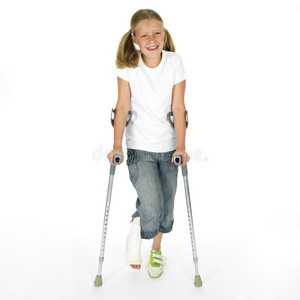 生命线拐杖拄着拐杖走路的断腿女孩照片