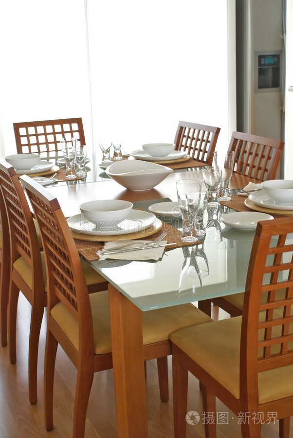 下载小样发票合同问题/举报现代咖啡馆餐厅摆好桌子,打开窗户餐桌设置