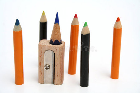 一把不寻常的卷笔刀周围的彩色铅笔