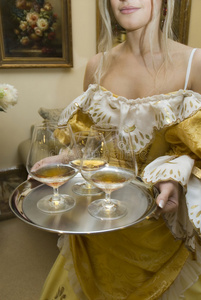 盛满红酒的玻璃杯放在一个漂亮的托盘上。