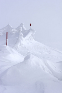 山顶飘雪