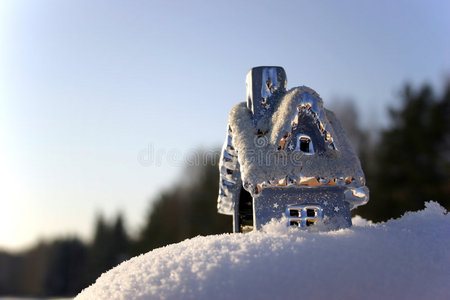 雪堆上的圣诞屋