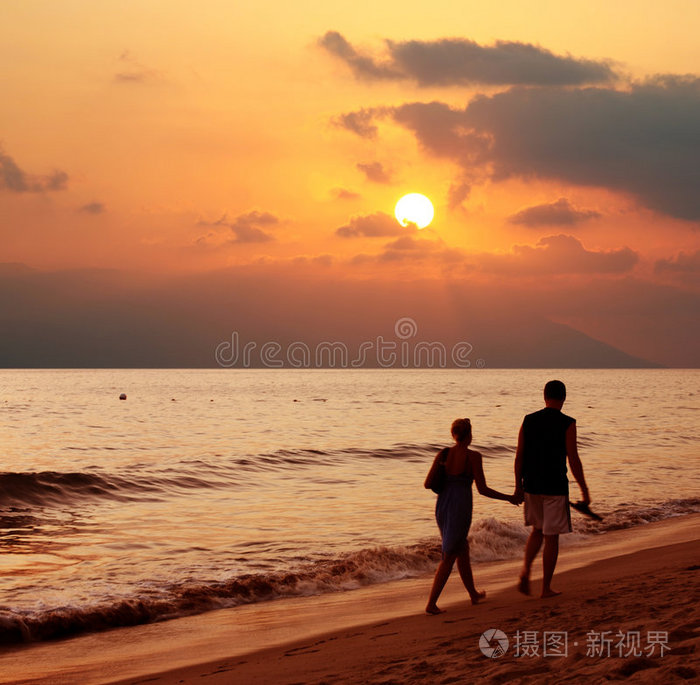 夕阳西下情侣相恋散步的剪影夕阳剪影相爱的年轻情侣夕阳剪影情侣相爱