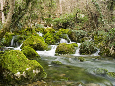 落在小山河上