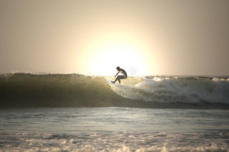 打破的冲浪图片
