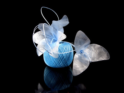 蓝色的花和黑色背景上的编织物