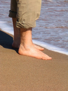 海滩上光着身子的男人照片