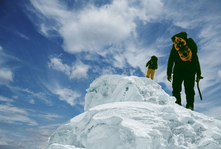 两名登山者登上山顶