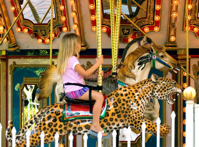 骑木马的小孩图片