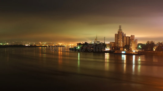河中倒影的夜工业城