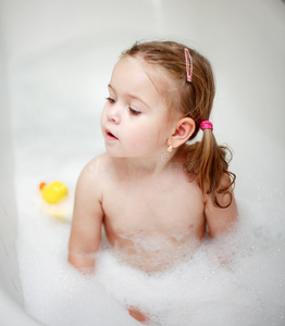 洗澡小女孩图片