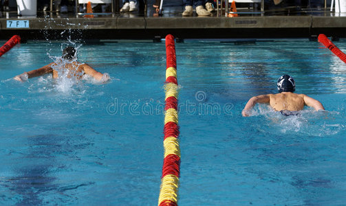 年轻男子游泳运动员图片