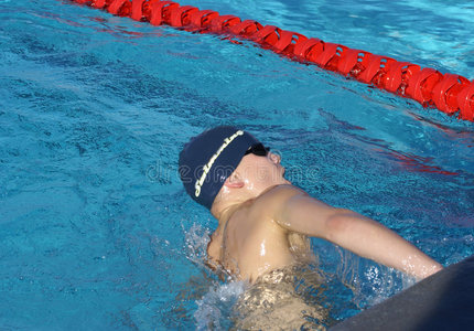 年轻男子游泳运动员