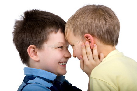 两个男孩快乐地在一起玩耍照片