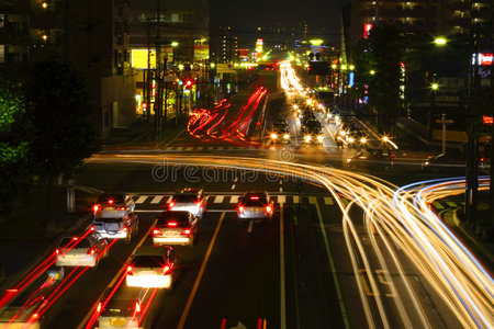 夜间十字路口交通图片