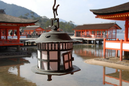 福岛神社的铜烛灯图片