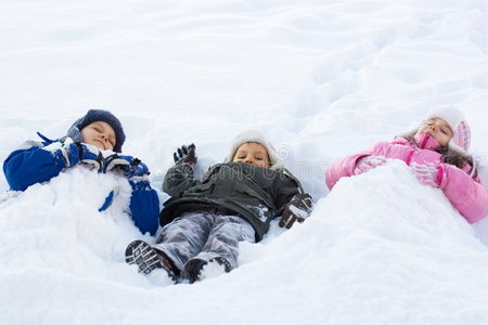 孩子们在新雪中玩耍