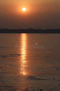北京颐和园湖畔夕阳图片