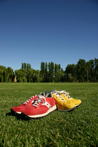 运动场上的红黄相间的跑鞋图片