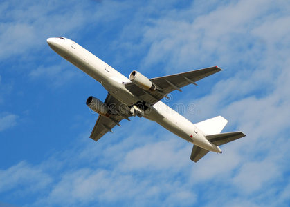 白色喷气式飞机在头顶飞行摄影图