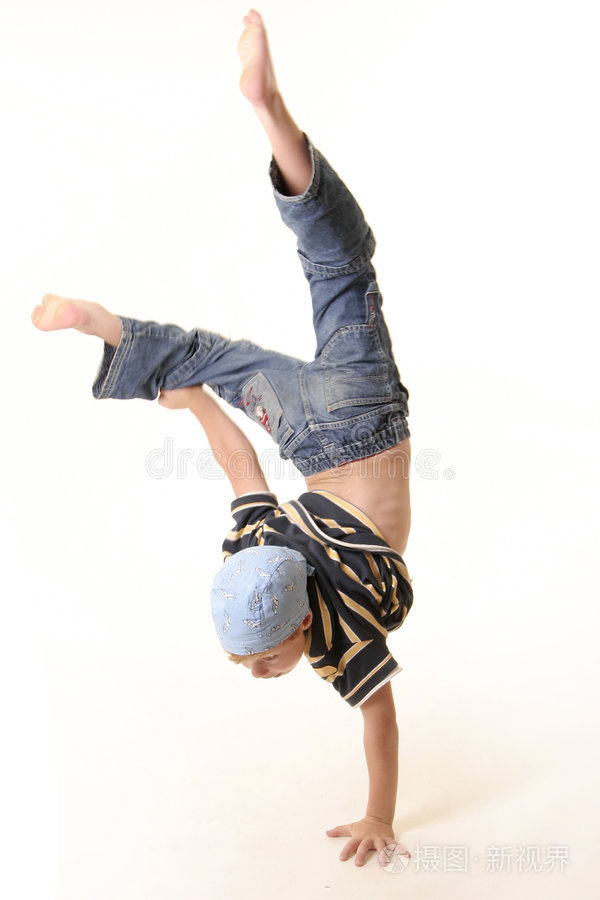 做单手倒立的小男孩