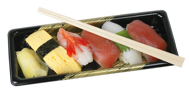 寿司盘和筷子夹道