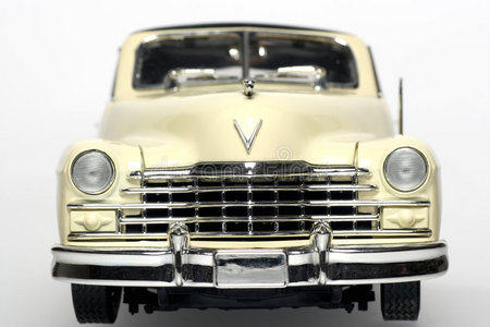 1947年凯迪拉克金属鳞片玩具汽车正面图