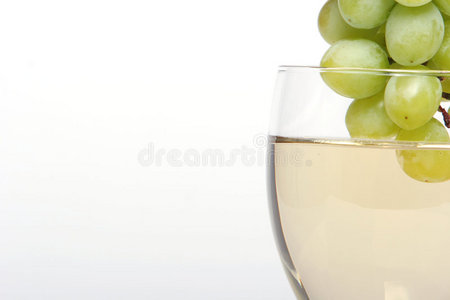 浸在白葡萄酒里的葡萄