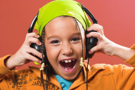 儿童用耳机听音乐
