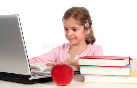 女孩用笔记本电脑