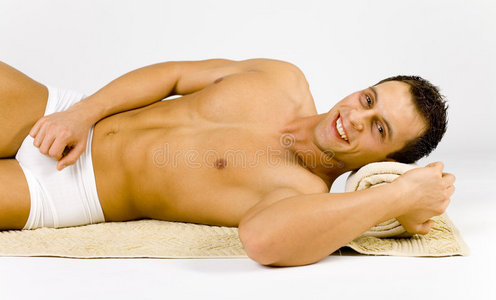 男人躺在毛巾上