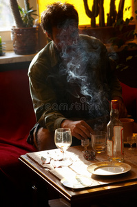 烟酒男照片