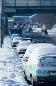 被雪覆盖的汽车